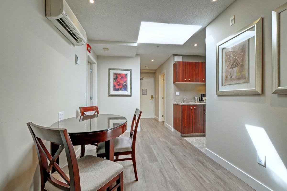 Red Lion Inn and Suites Victoria - Housity