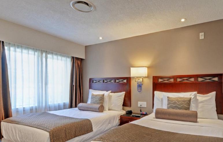 Red Lion Inn and Suites Victoria - Housity