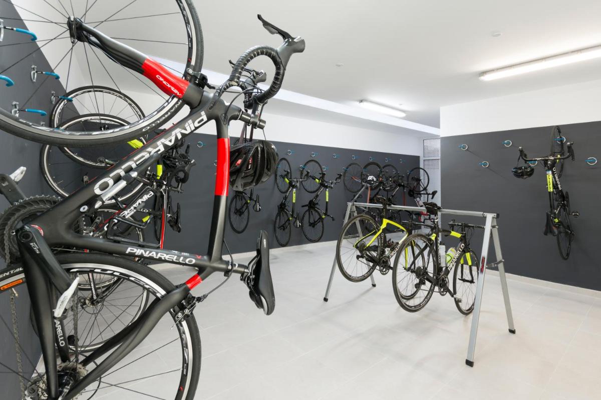 Montar en bicicleta en Reverence Mare Hotel - Adults Only o alrededores