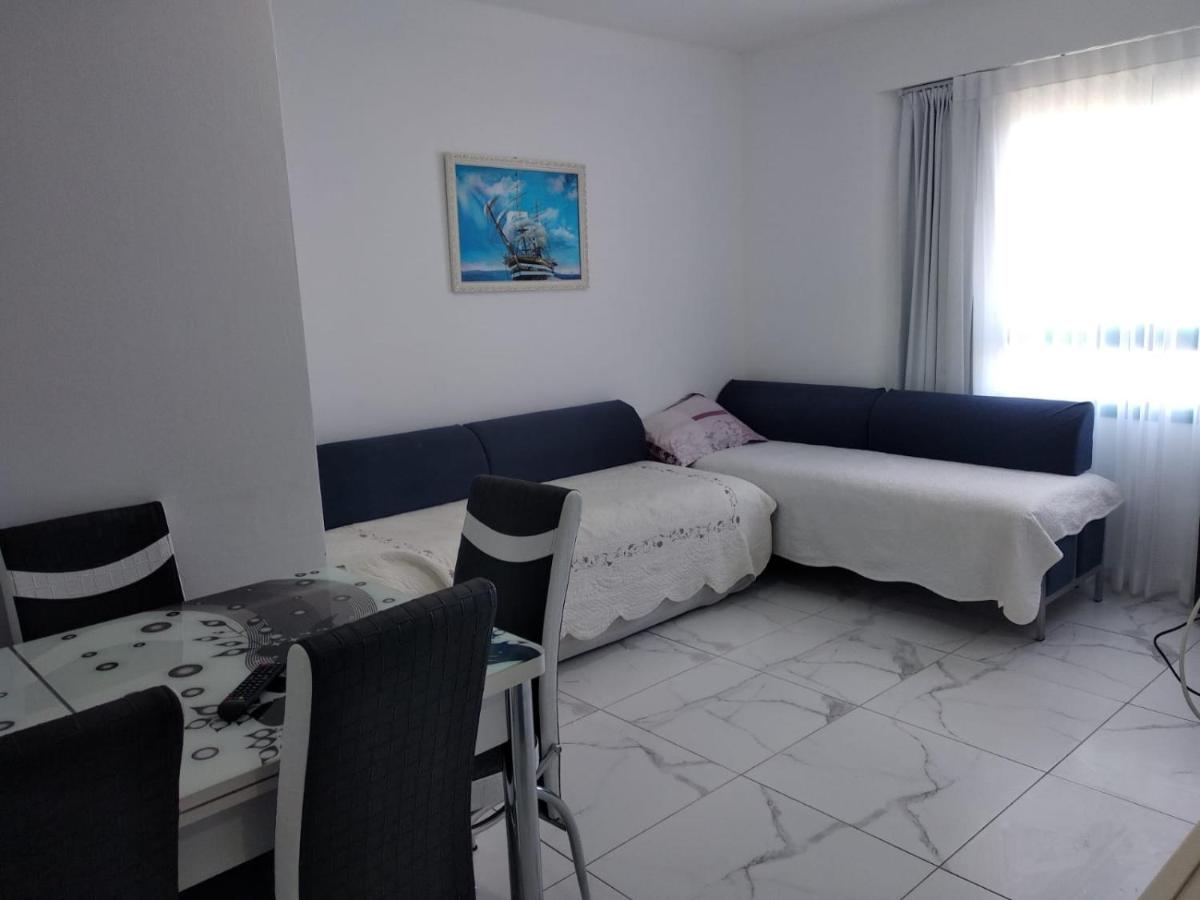 Apartment By The Lake - Housity