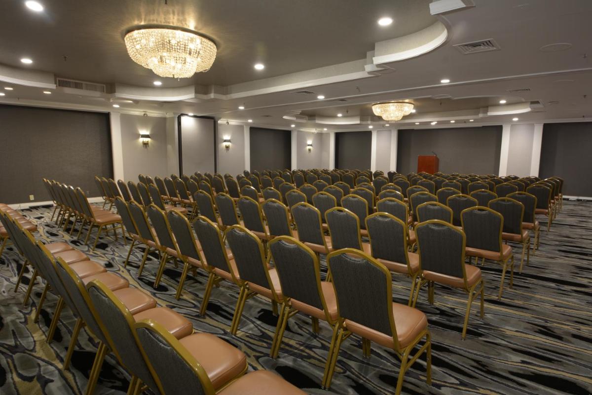 Suitetrails - Adria Hotel and Conference Center