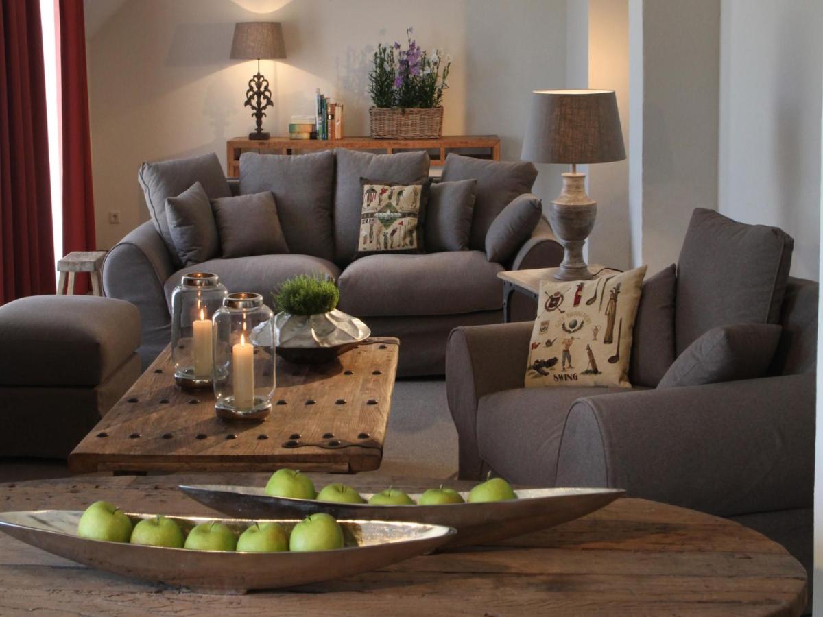 Ein Sitzbereich in der Unterkunft Spa & GolfResort Weimarer Land