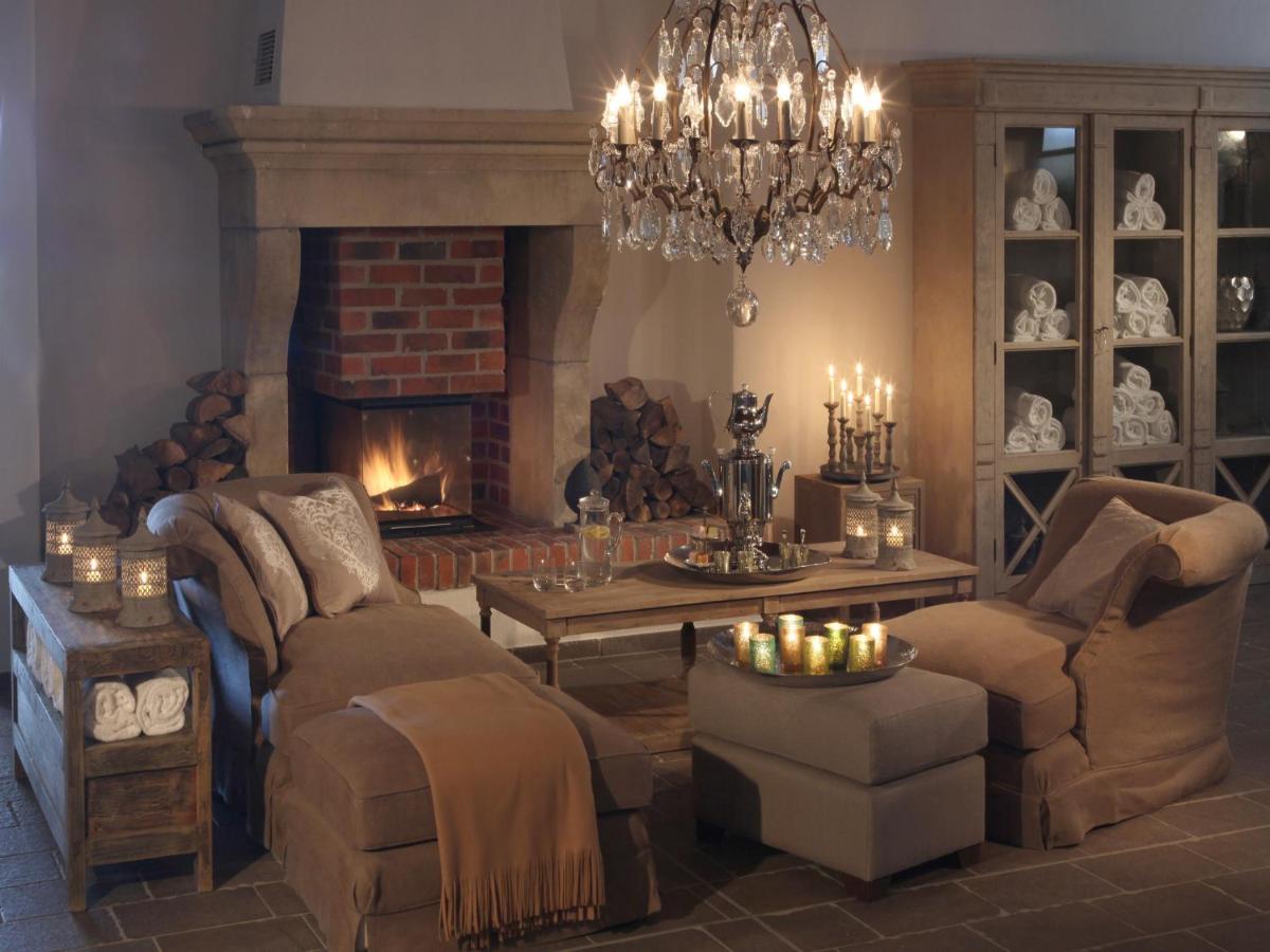 Ein Sitzbereich in der Unterkunft Spa & GolfResort Weimarer Land