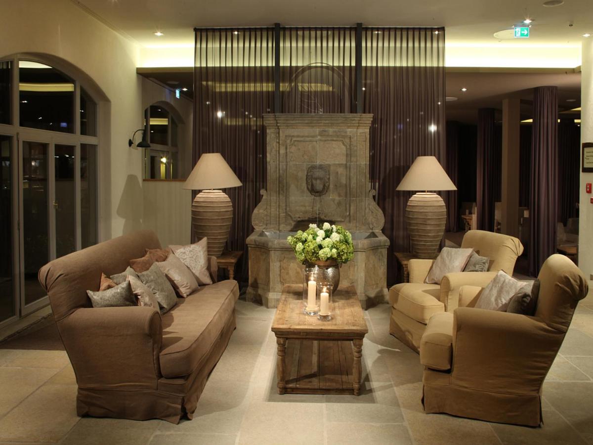 Ein Sitzbereich in der Unterkunft Spa & GolfResort Weimarer Land