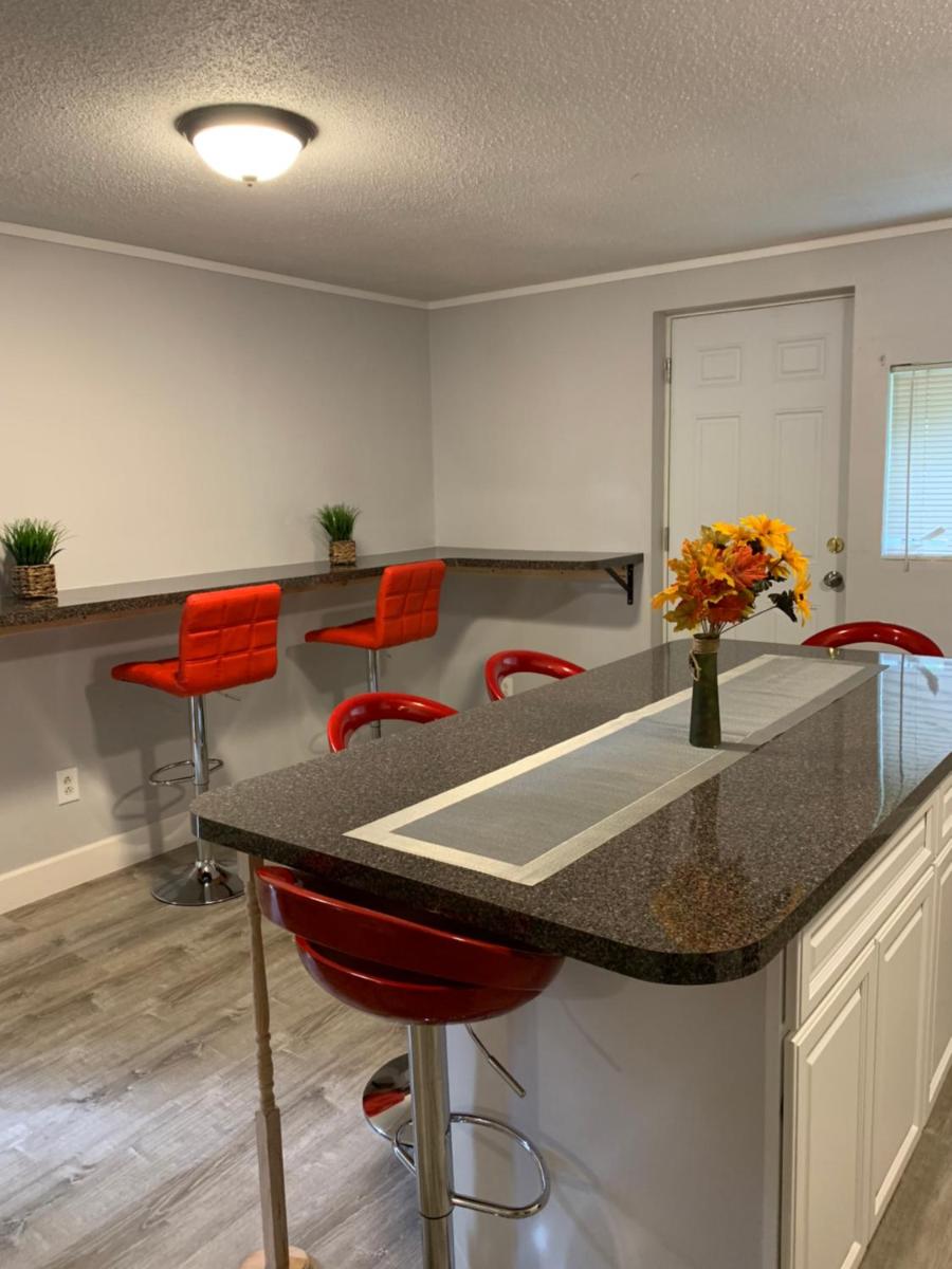 Large Home Accommodates up to 15 in Niagara Falls USA - Housity
