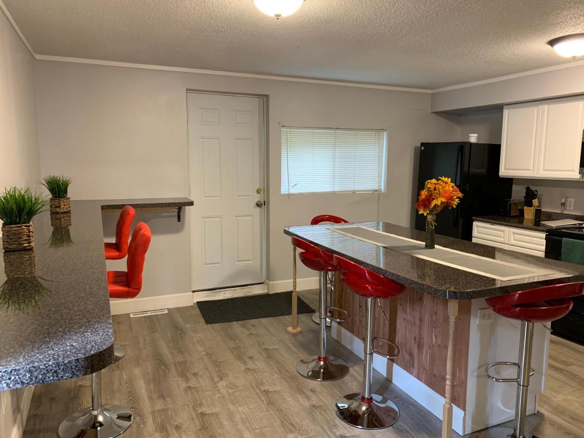 Large Home Accommodates up to 15 in Niagara Falls USA - Housity