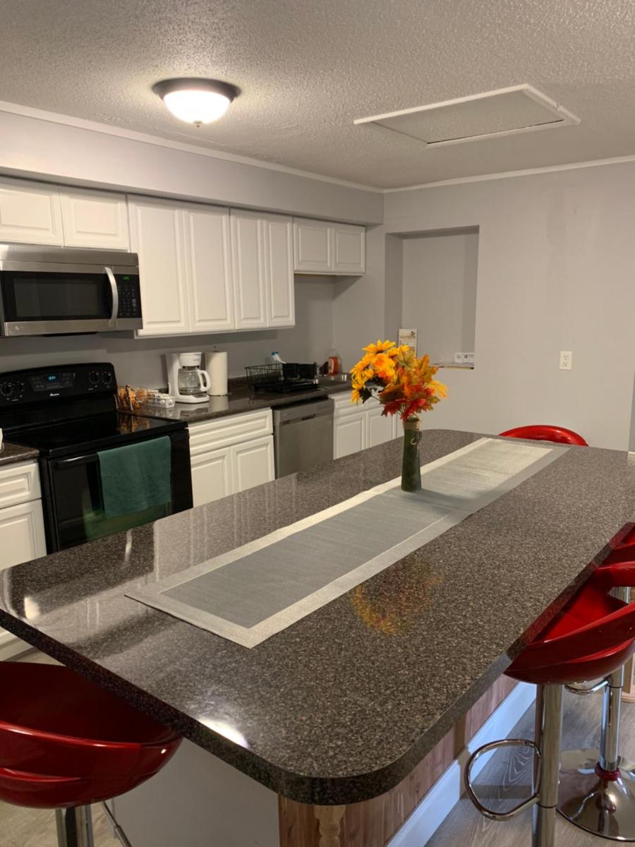Large Home Accommodates up to 15 in Niagara Falls USA - Housity
