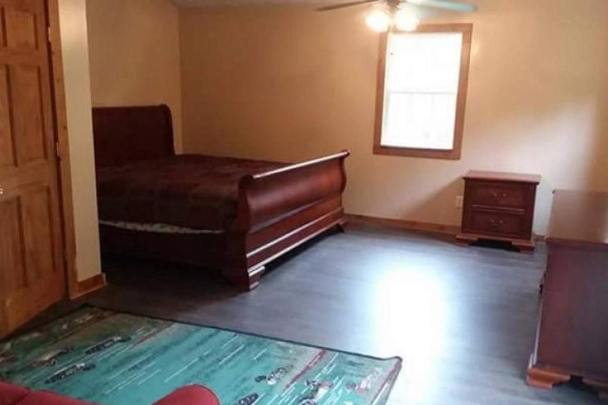 The Bunkhouse - 3 BR, 2 BA Deluxe Cabin - Housity