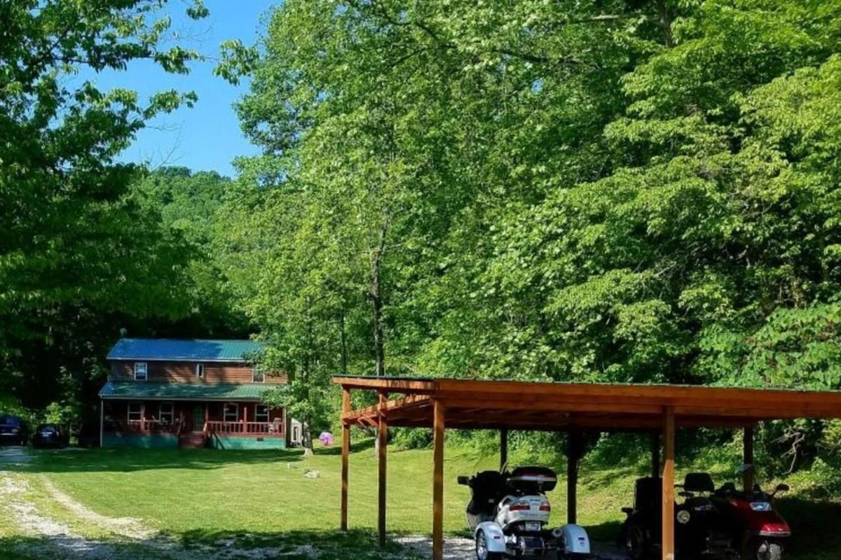 The Bunkhouse - 3 BR, 2 BA Deluxe Cabin - Housity