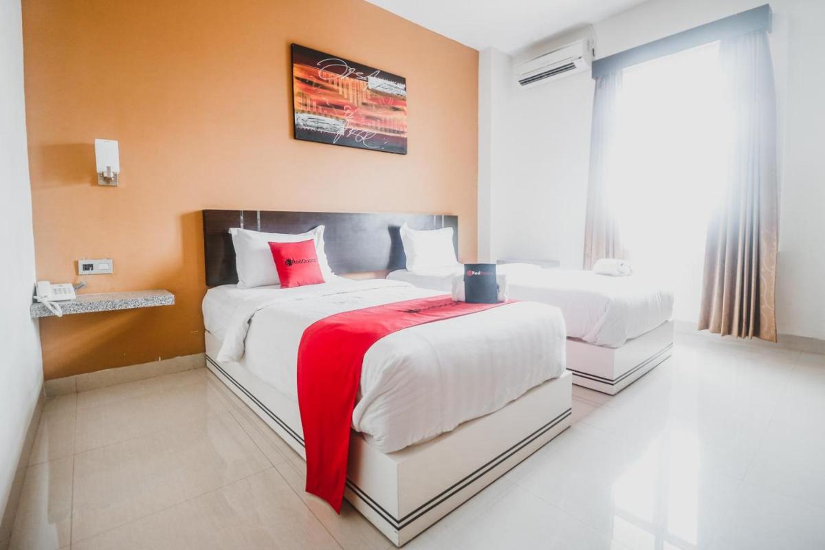 RedDoorz Plus near Universitas Negeri Makassar - Housity