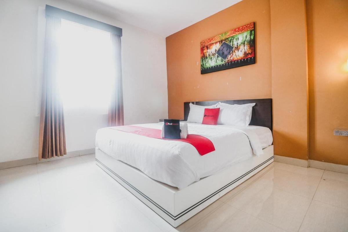 RedDoorz Plus near Universitas Negeri Makassar - Housity