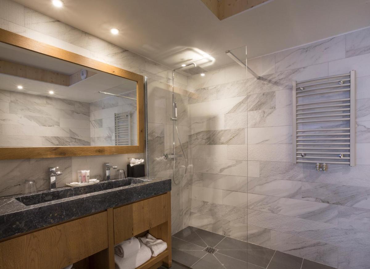 Salle de bains dans l'établissement Hôtel Alparena & Spa - 4 étoiles