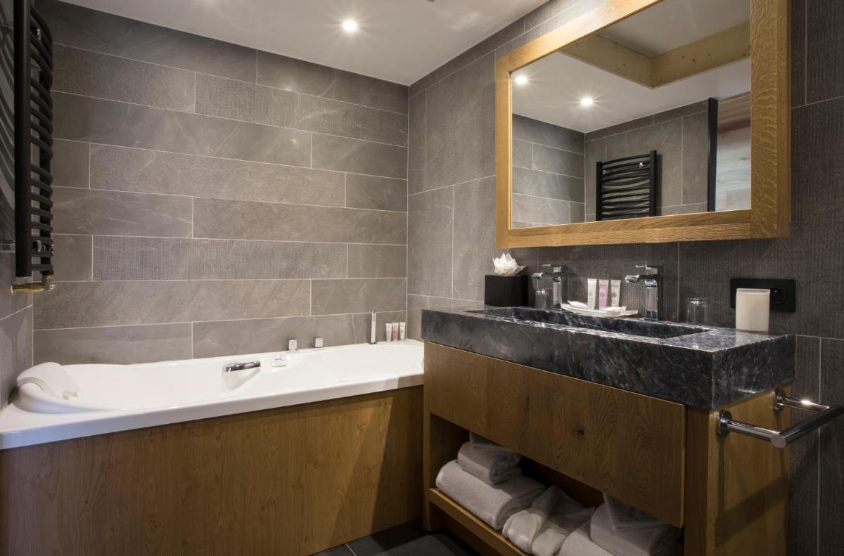Salle de bains dans l'établissement Hôtel Alparena & Spa - 4 étoiles