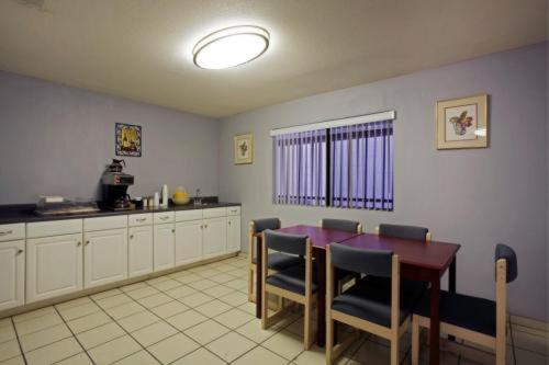 Days Inn by Wyndham Hemet - Housity