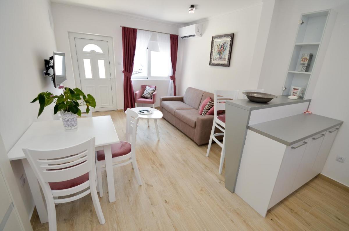 Seafront apartment Vujovic - Housity