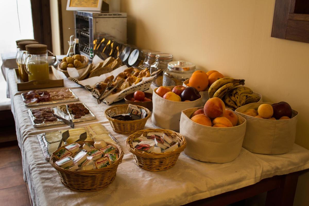 Comida en o cerca de este hotel
