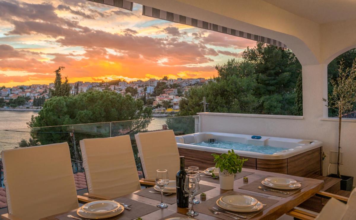 Royal, sea view apartment near Trogir and Split - Housity