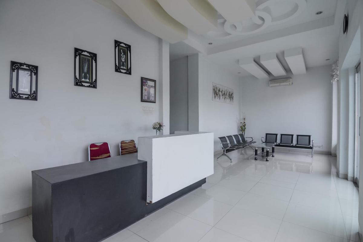 RedDoorz Syariah near Jamtos Jambi - Housity