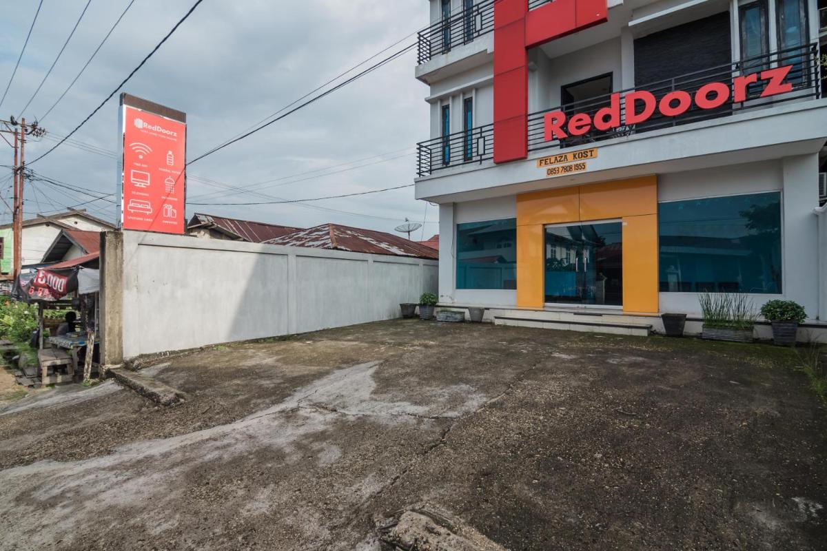 RedDoorz Syariah near Jamtos Jambi - Housity