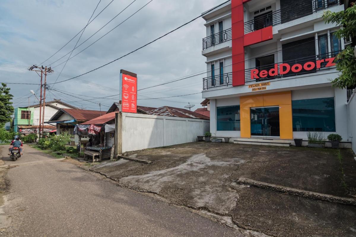 RedDoorz Syariah near Jamtos Jambi - Housity