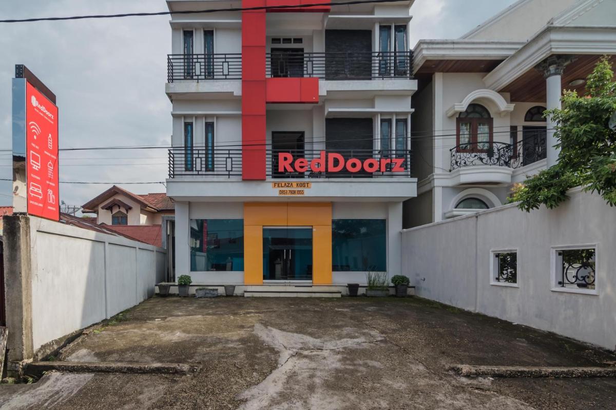 RedDoorz Syariah near Jamtos Jambi - Housity