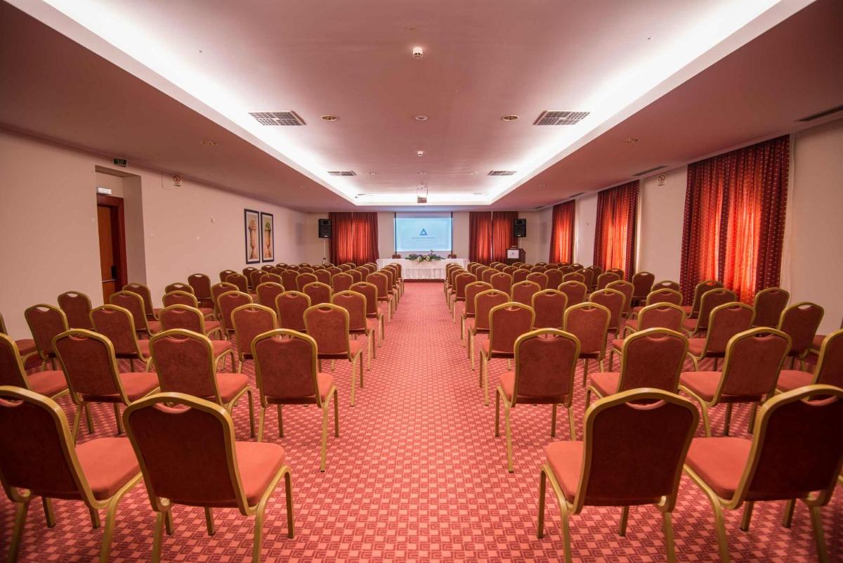 um quarto com filas de cadeiras e uma mesa no meio em Azoris Faial Garden – Resort Hotel em Horta mais 43 fotografias