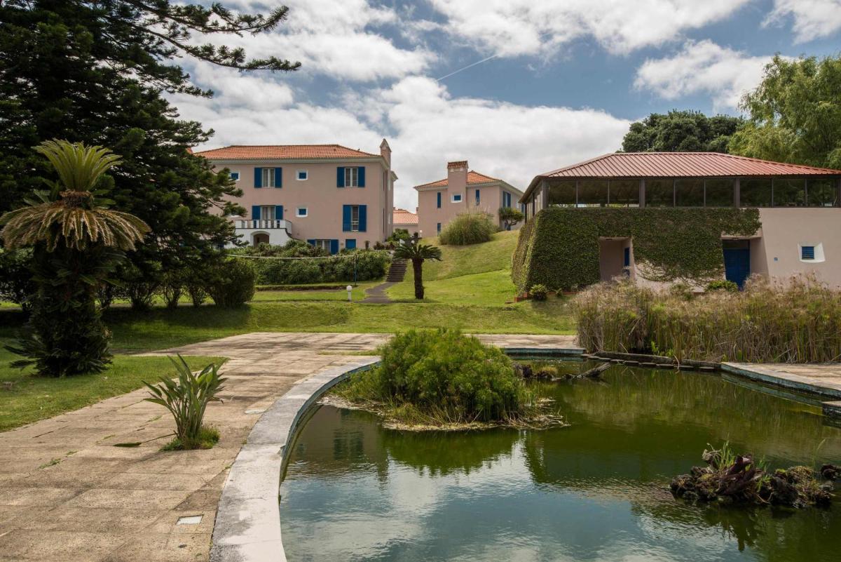 Um jardim no exterior de Azoris Faial Garden – Resort Hotel