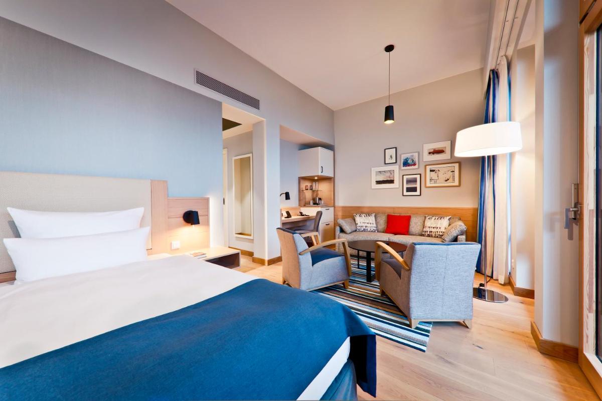 ein Schlafzimmer mit Bett und ein Wohnzimmer in der Unterkunft Upstalsboom Wyk auf Föhr in Wyk auf Föhr + 37 Fotos