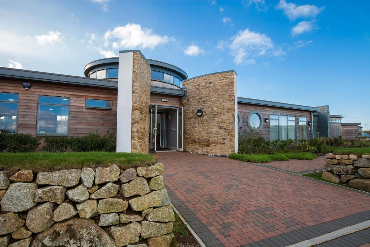 Una St Ives - Housity