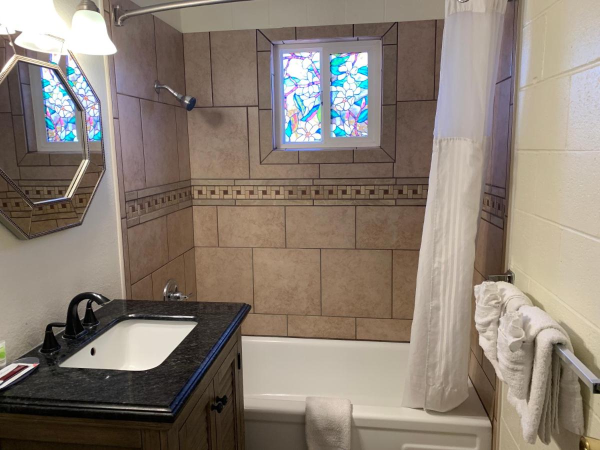 Townhouse Inn & Suites - Housity