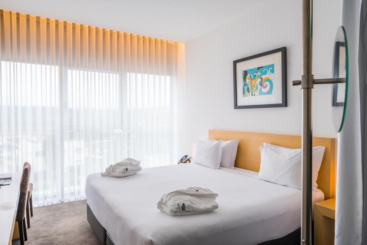 Uma cama ou camas num quarto em Boticas Hotel Art & SPA