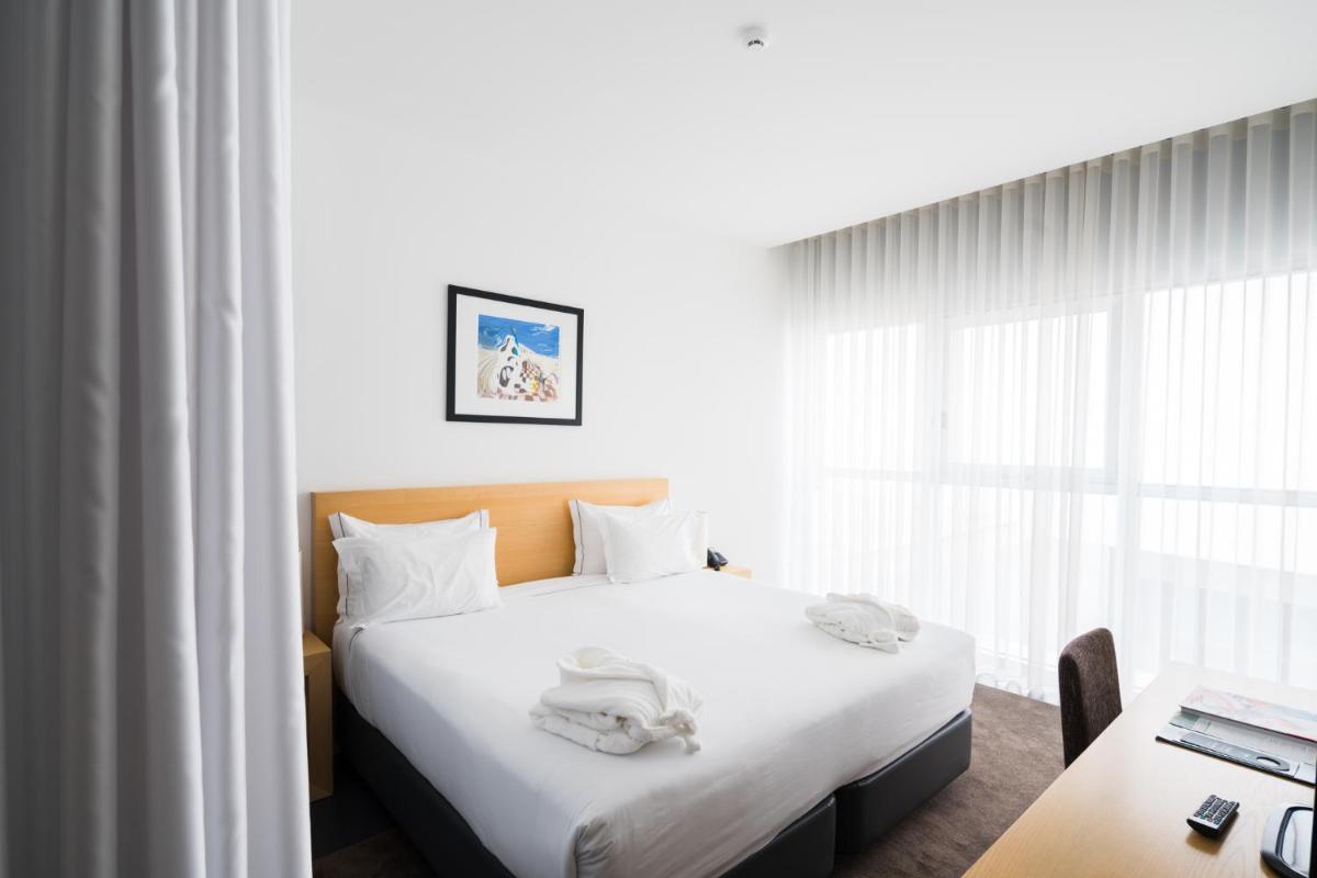 Uma cama ou camas num quarto em Boticas Hotel Art & SPA