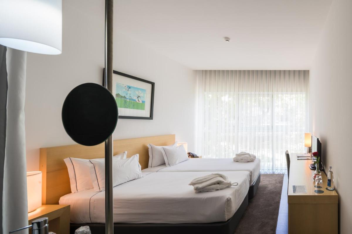 Uma cama ou camas num quarto em Boticas Hotel Art & SPA