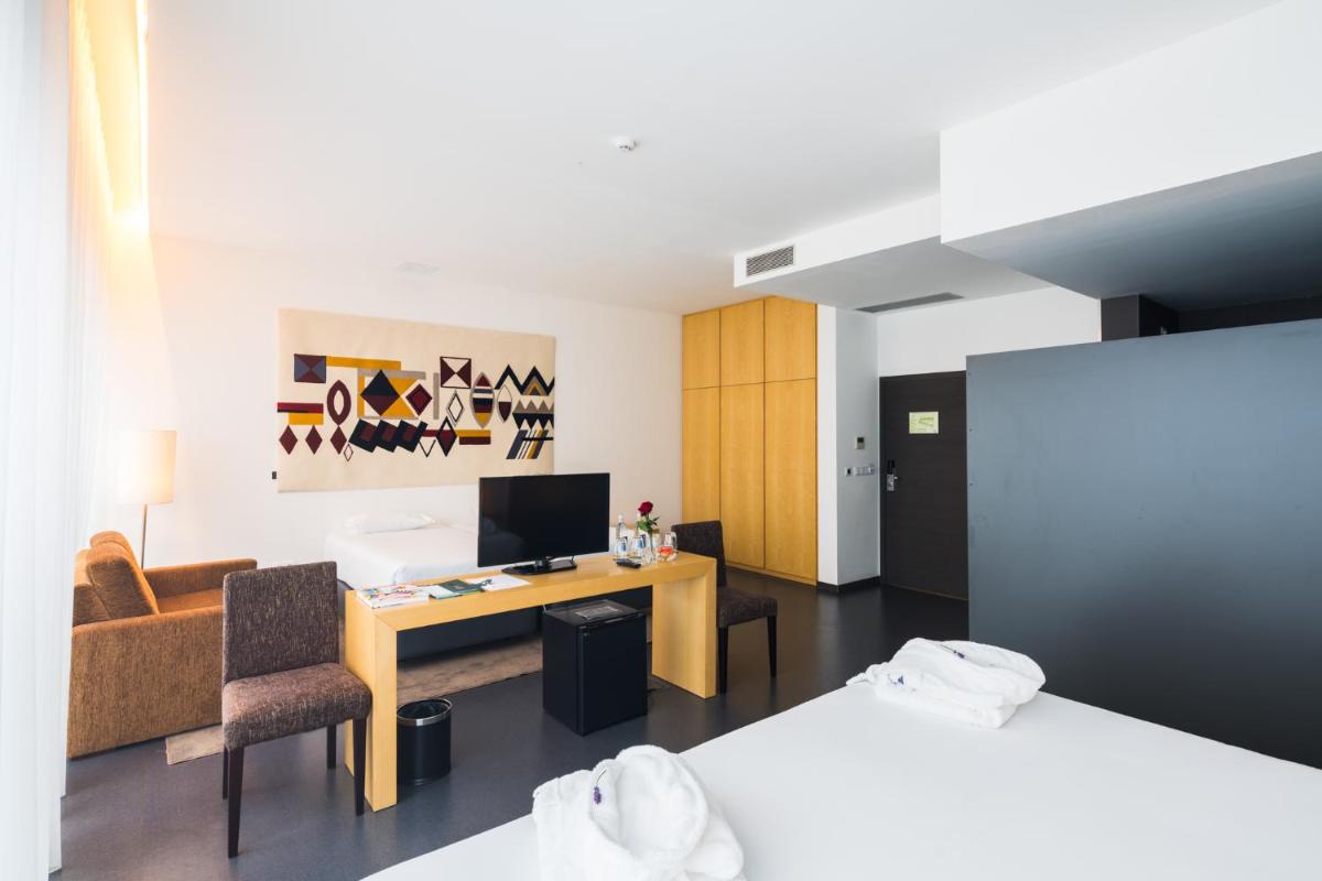 Uma televisão e/ou sistema de entretenimento em Boticas Hotel Art & SPA