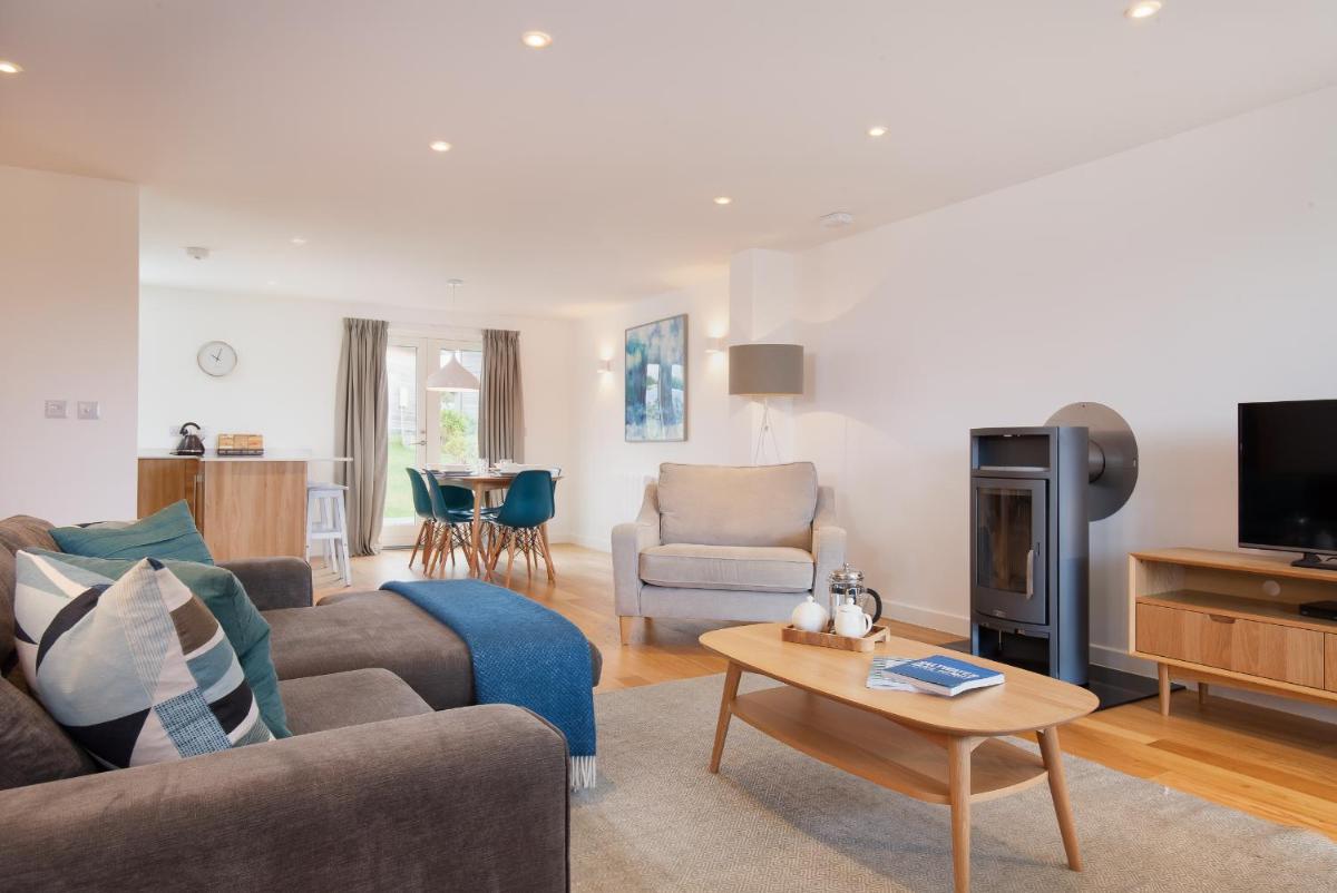 Una St Ives - Housity