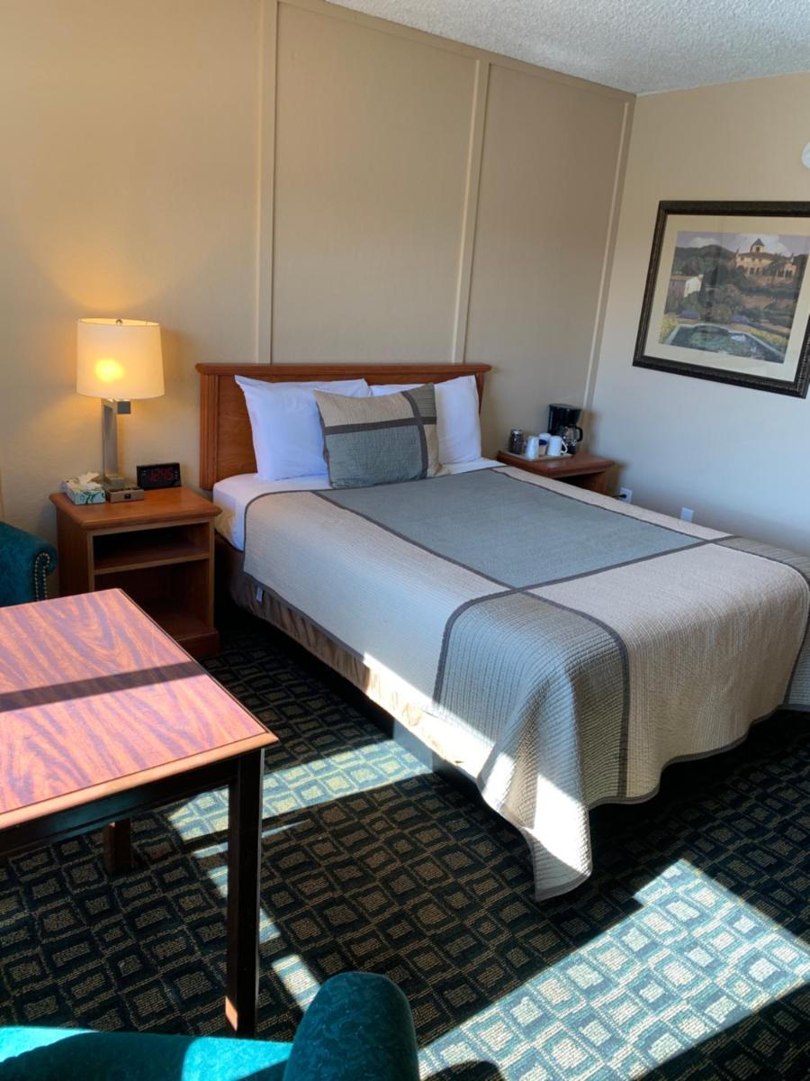 Townhouse Inn & Suites - Housity
