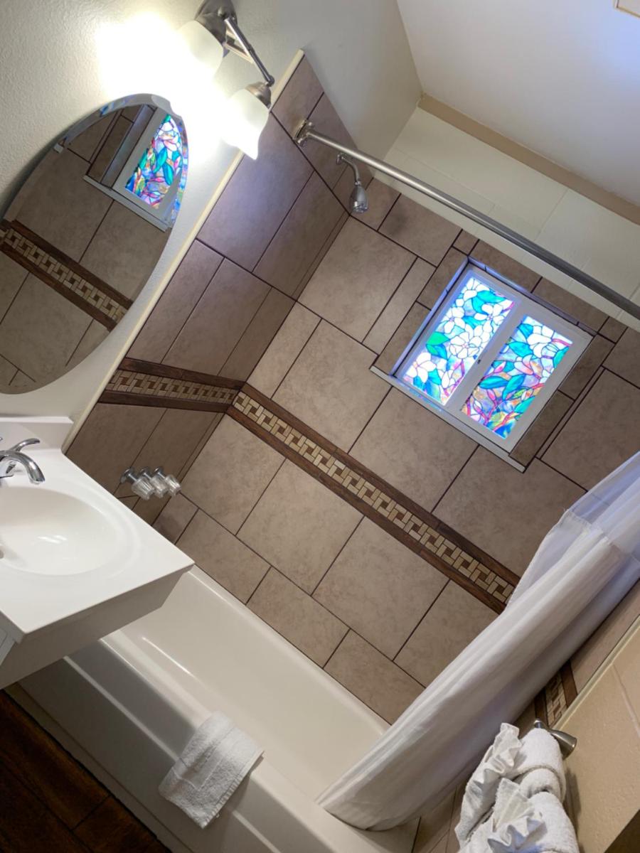 Townhouse Inn & Suites - Housity
