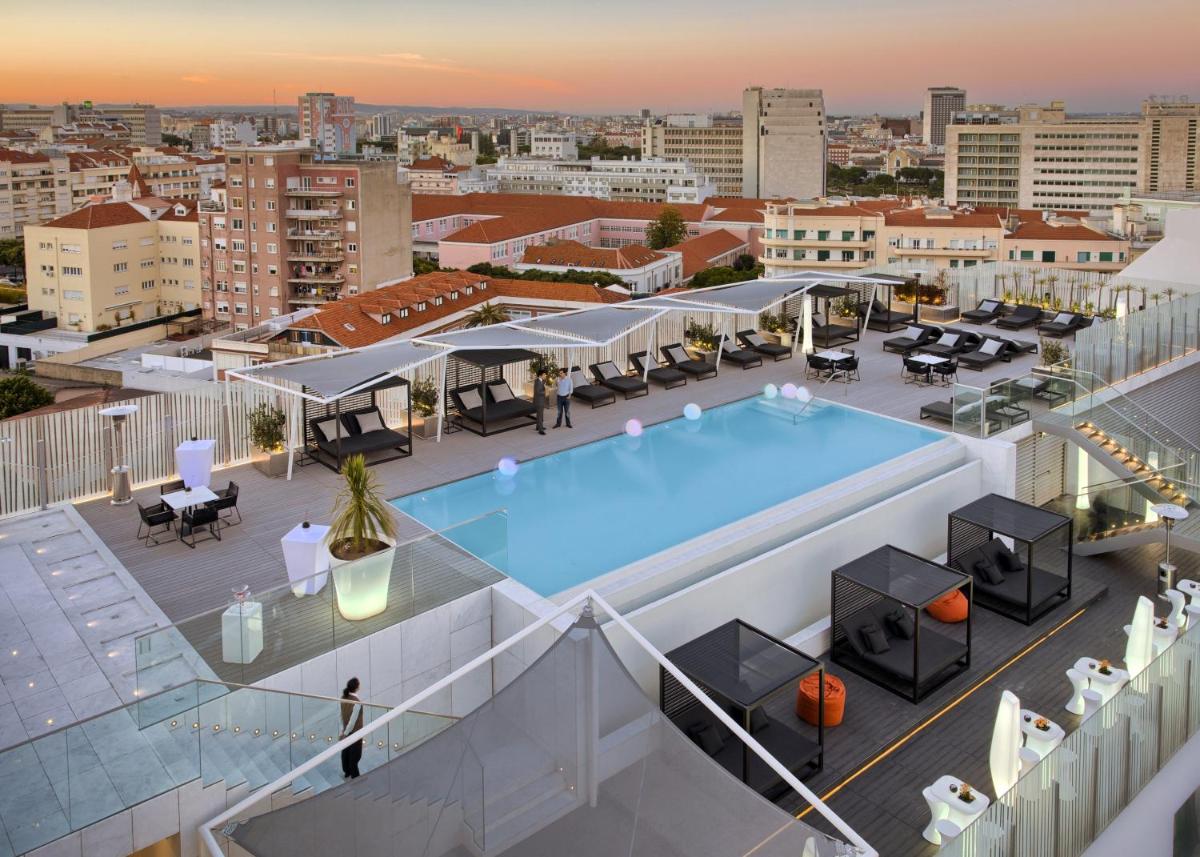 uma vista superior de uma piscina no último piso de um edifício em EPIC SANA Lisboa Hotel em Lisboa