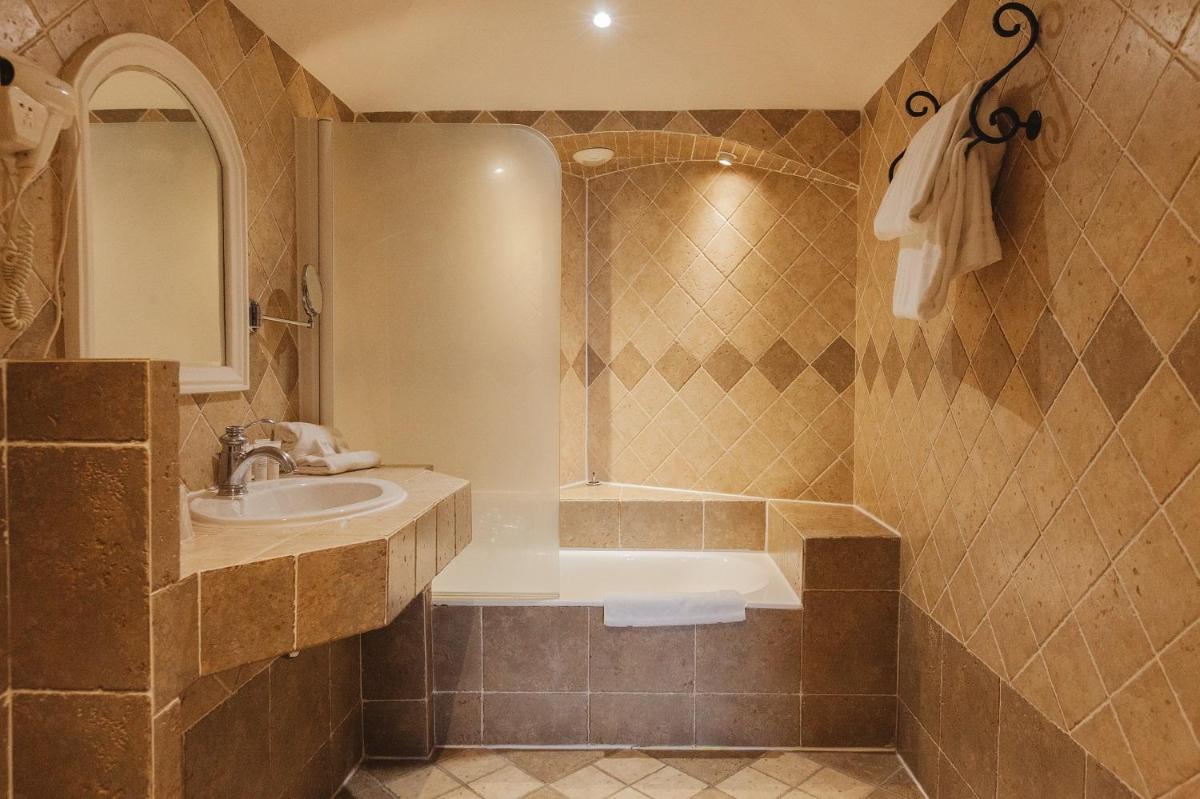 Salle de bains dans l'établissement Ostella Spa & Resort