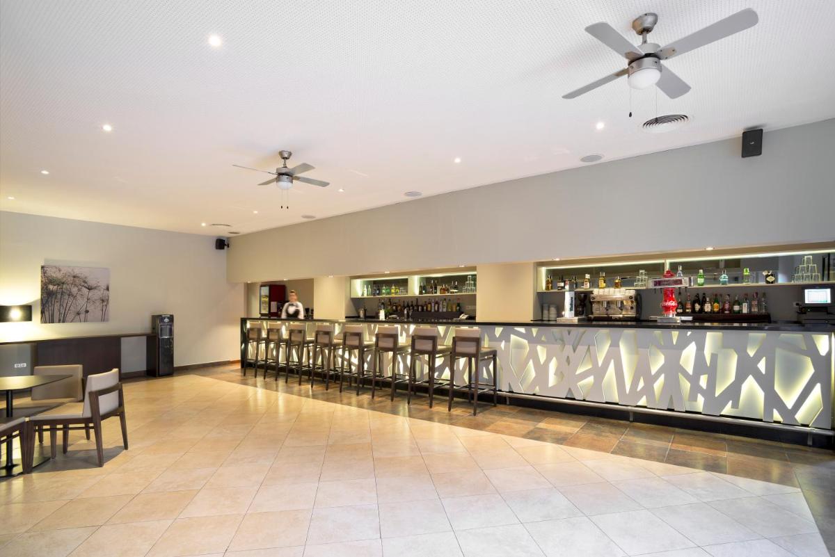 El salón o zona de bar de Barceló Punta Umbría Mar