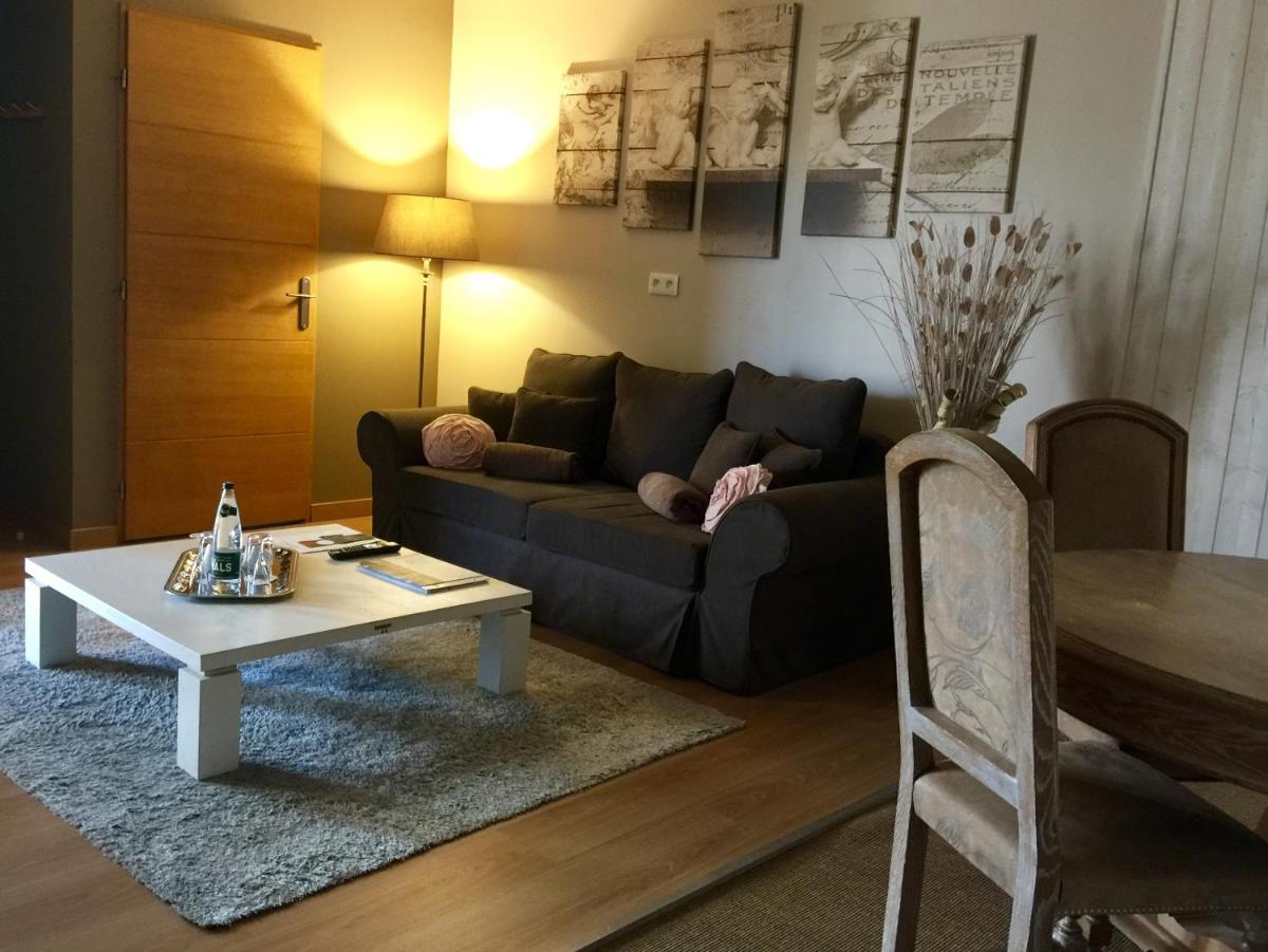 Coin salon dans l'établissement Domaine de Chalvêches Hôtel SPA 4*