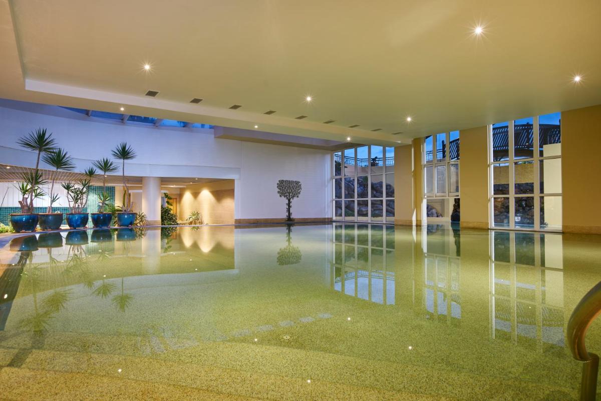 um saguão vazio com piscina em um prédio em PortoBay Santa Maria - Adults Only no Funchal