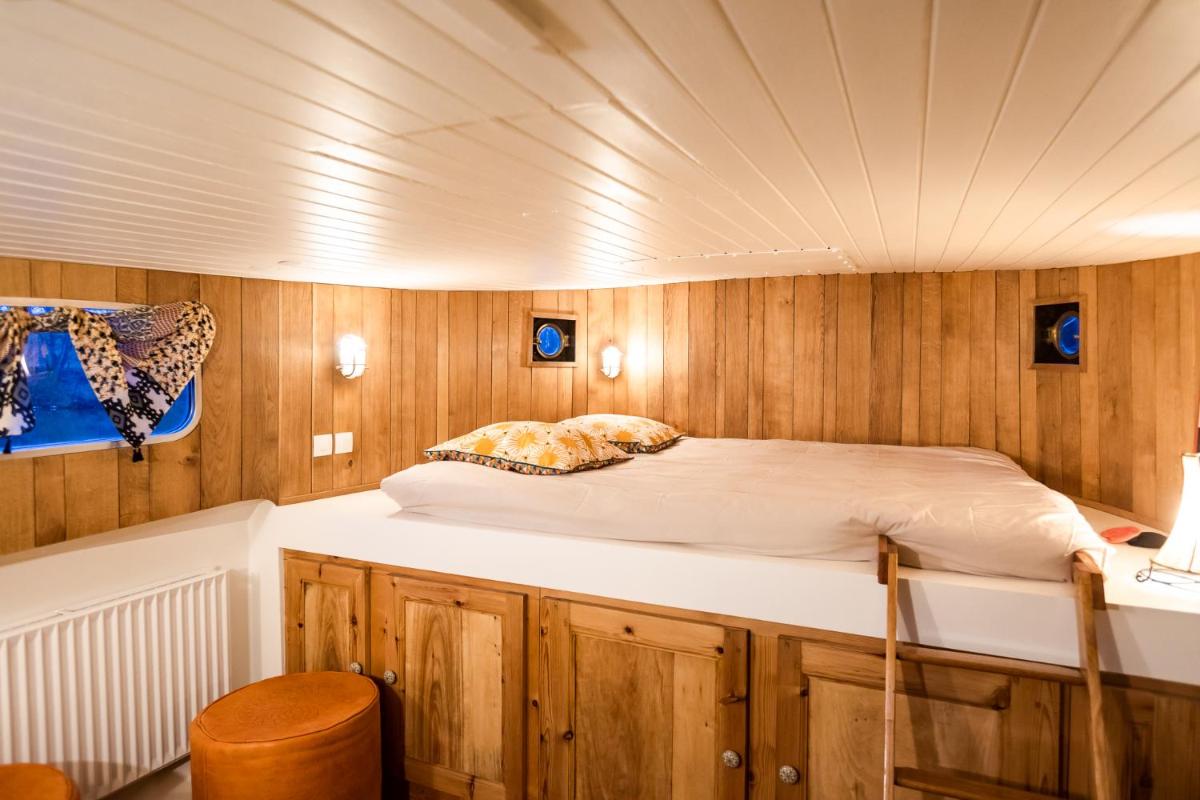 Bateau péniche au coeur de Lille - Housity