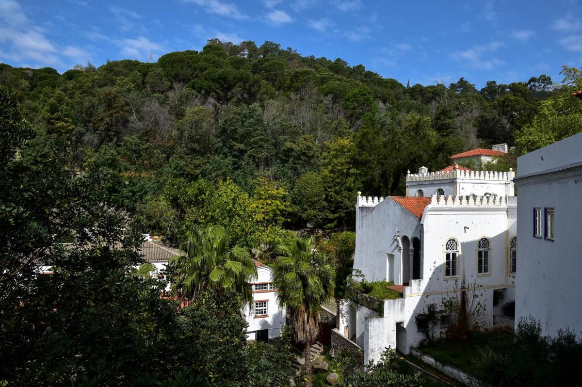 um edifício branco com uma montanha ao fundo em Villa Termal Spa Hotel - Villa Termal Spa Resort - by Unlock Hotels em Monchique