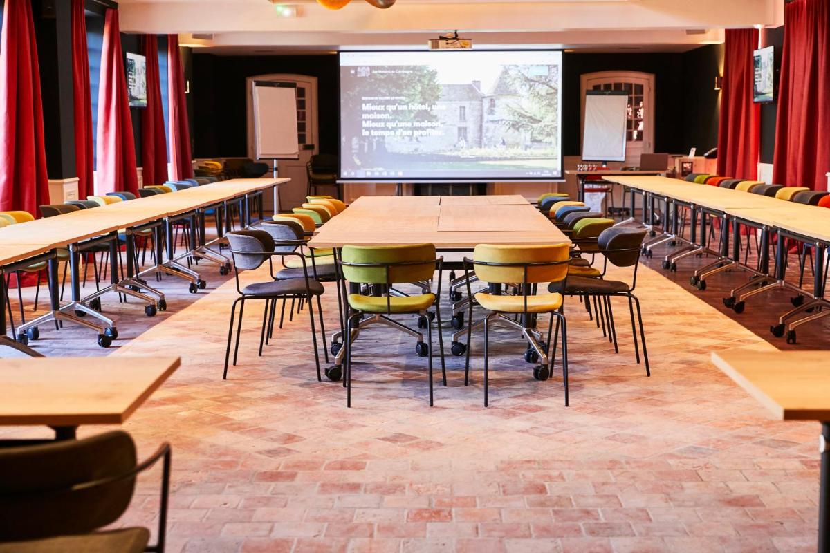 une salle de classe avec des tables, des chaises et un écran de projection dans l'établissement Château De Villiers-Le-Mahieu, à Villiers-le-Mahieu 82 autres photos