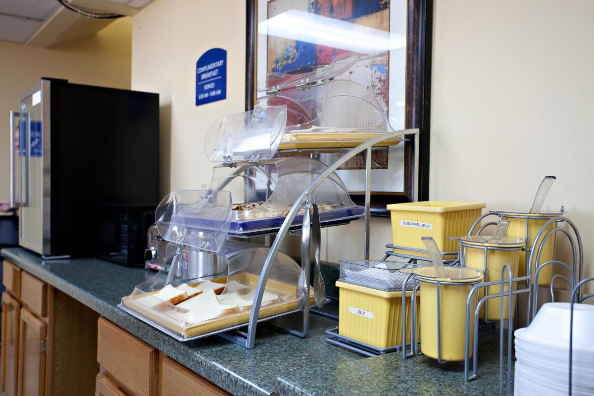 Days Inn by Wyndham Park City Kansas - Housity