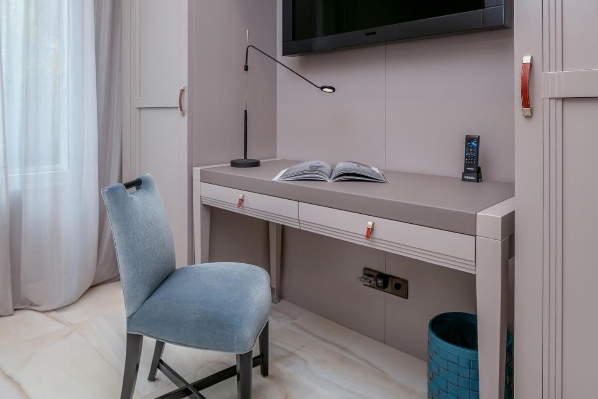 Una televisión o centro de entretenimiento en Alàbriga Hotel GL