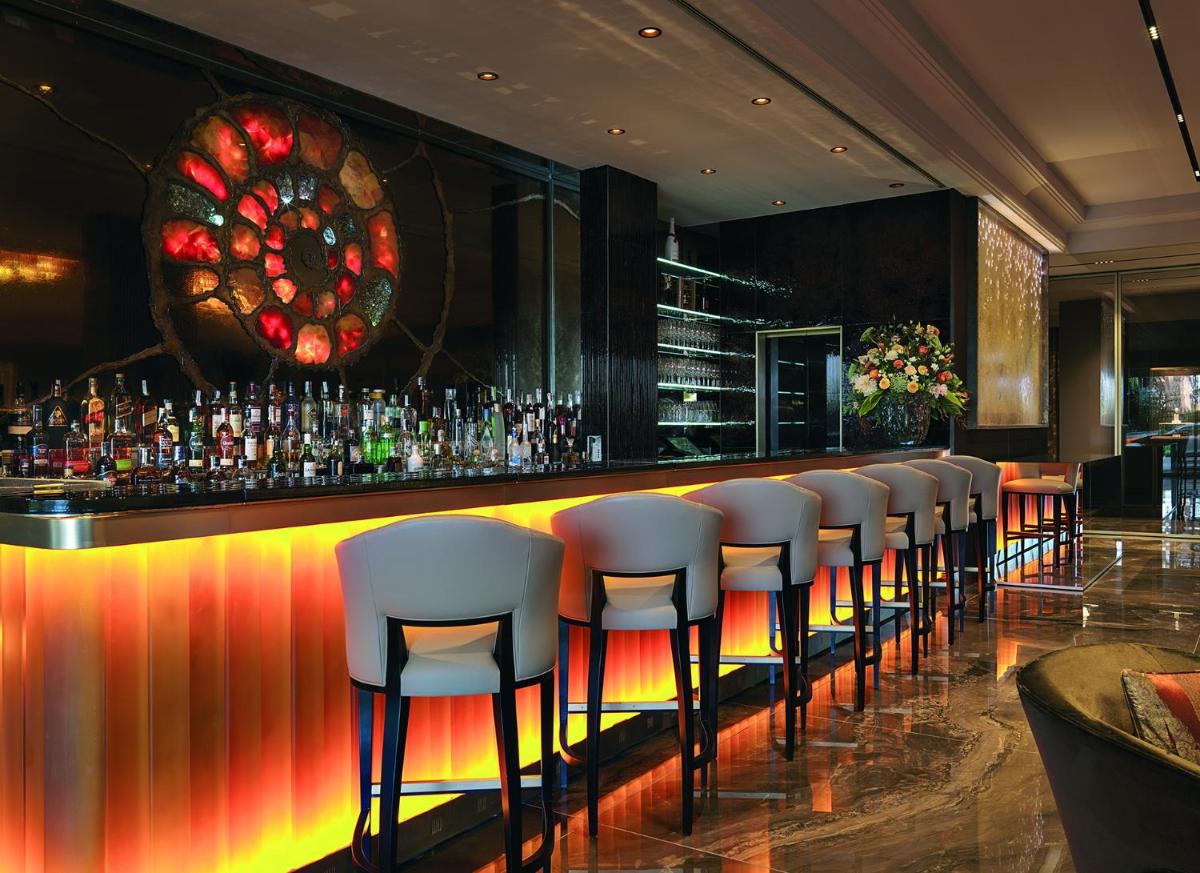 El salón o zona de bar de Alàbriga Hotel GL