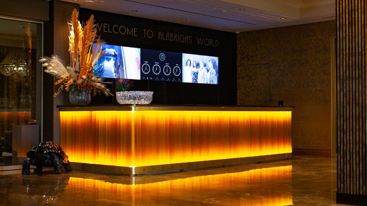 Una televisión o centro de entretenimiento en Alàbriga Hotel GL