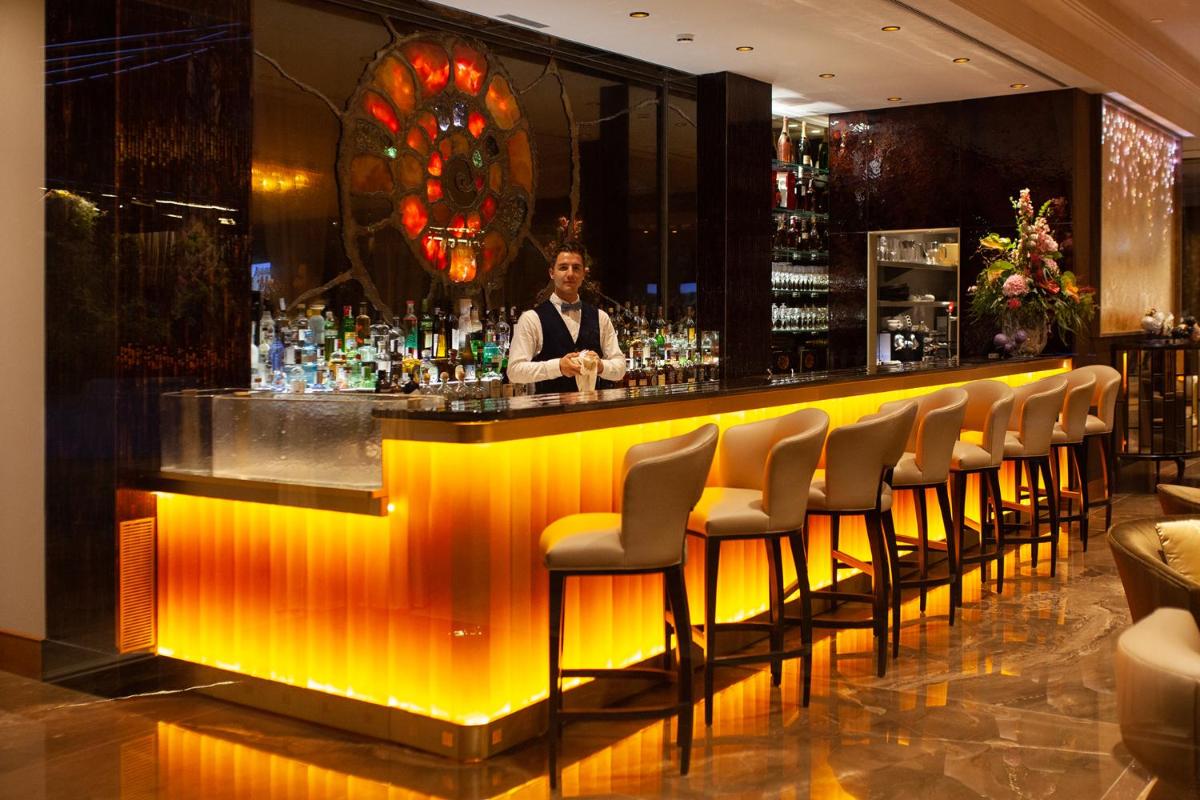 El salón o zona de bar de Alàbriga Hotel GL